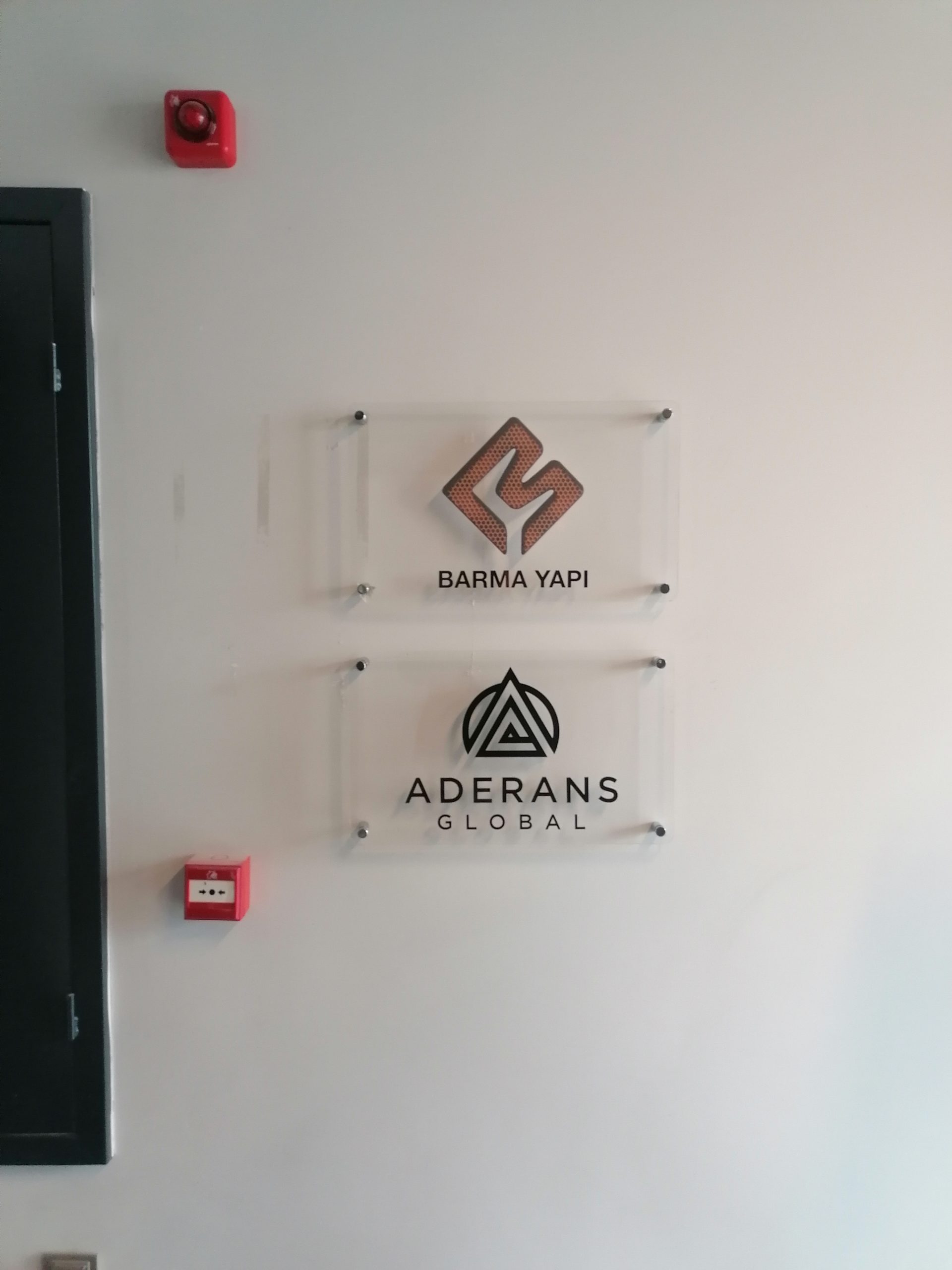 ankara tabela, tabela çankaya, tabela, kapı tabelası, duvar tabelası, ankara tabelacı, dükkan tabelası, ofis tabelası, büro tabelası, pleksi tabela, yönlendirme tabelası, kapı tabelası