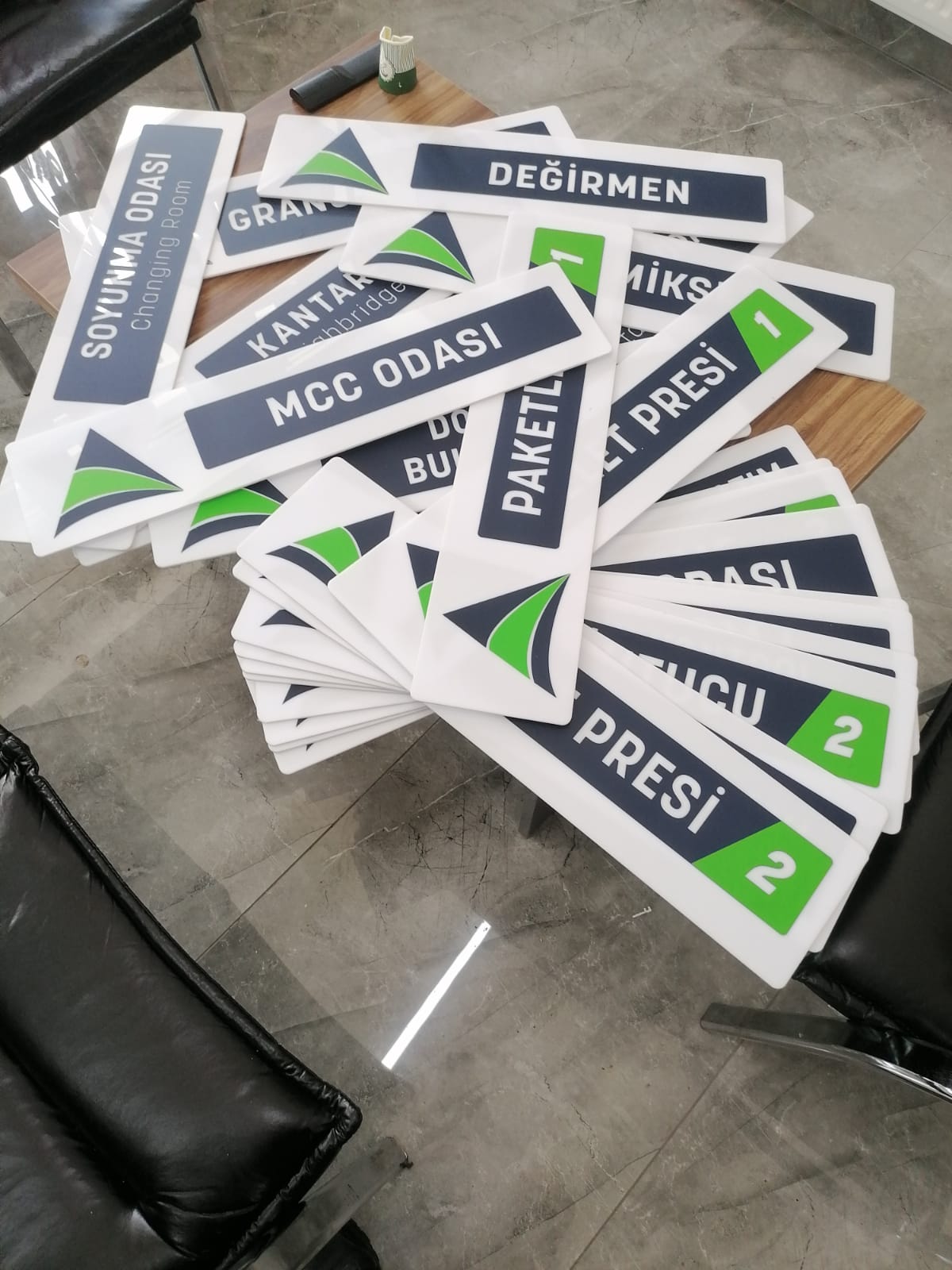duvar logo uygulama, pleksi logo uygulama, yönlendirme levhası, yönlendirme tabelası, banko arkası logo, duvara logo, ışıklı logo, kat tabelası, pleksi logo, krom logo