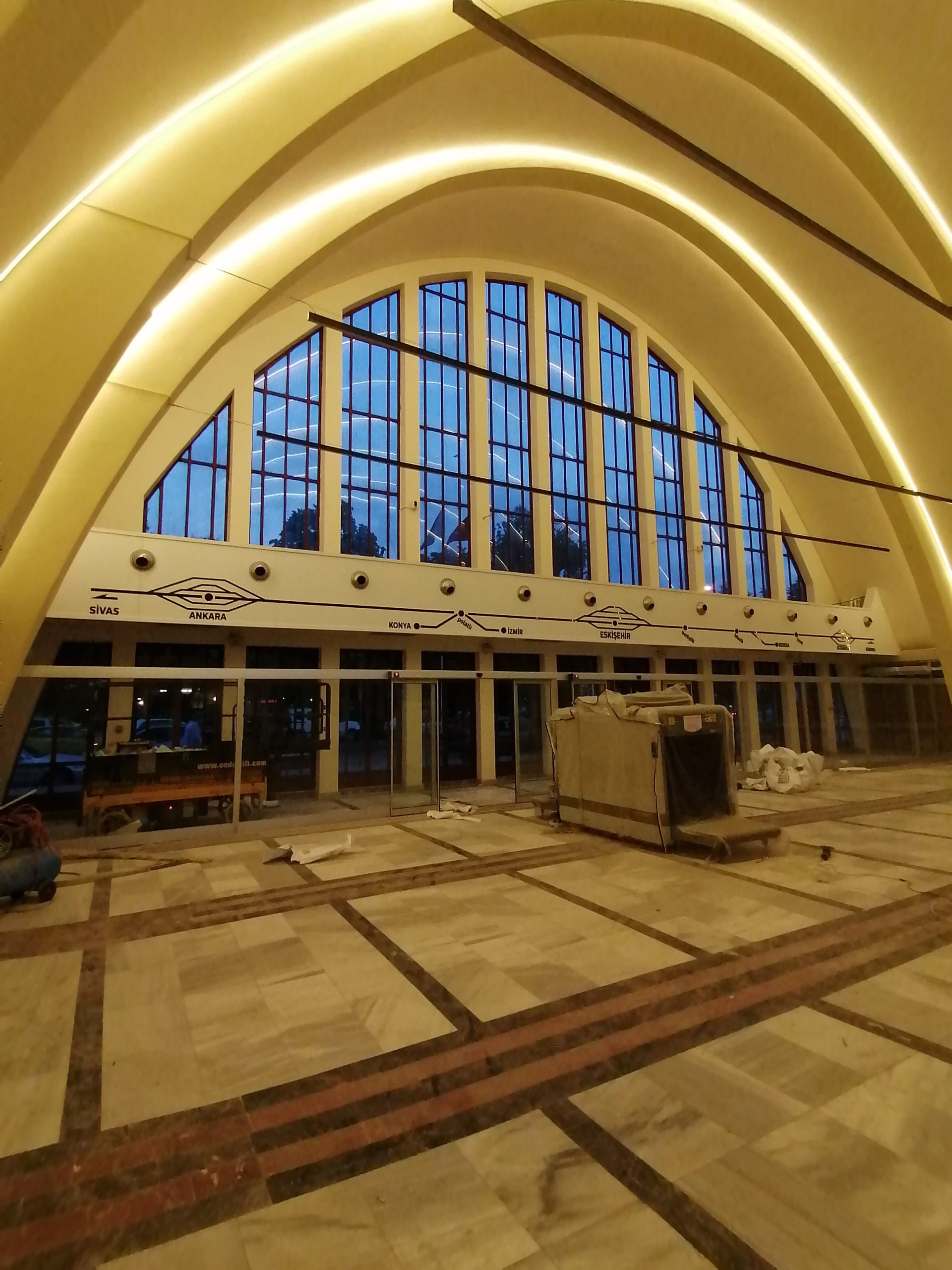 duvar logo uygulama, pleksi logo uygulama, yönlendirme levhası, yönlendirme tabelası, banko arkası logo, duvara logo, ışıklı logo, kat tabelası, pleksi logo, krom logo