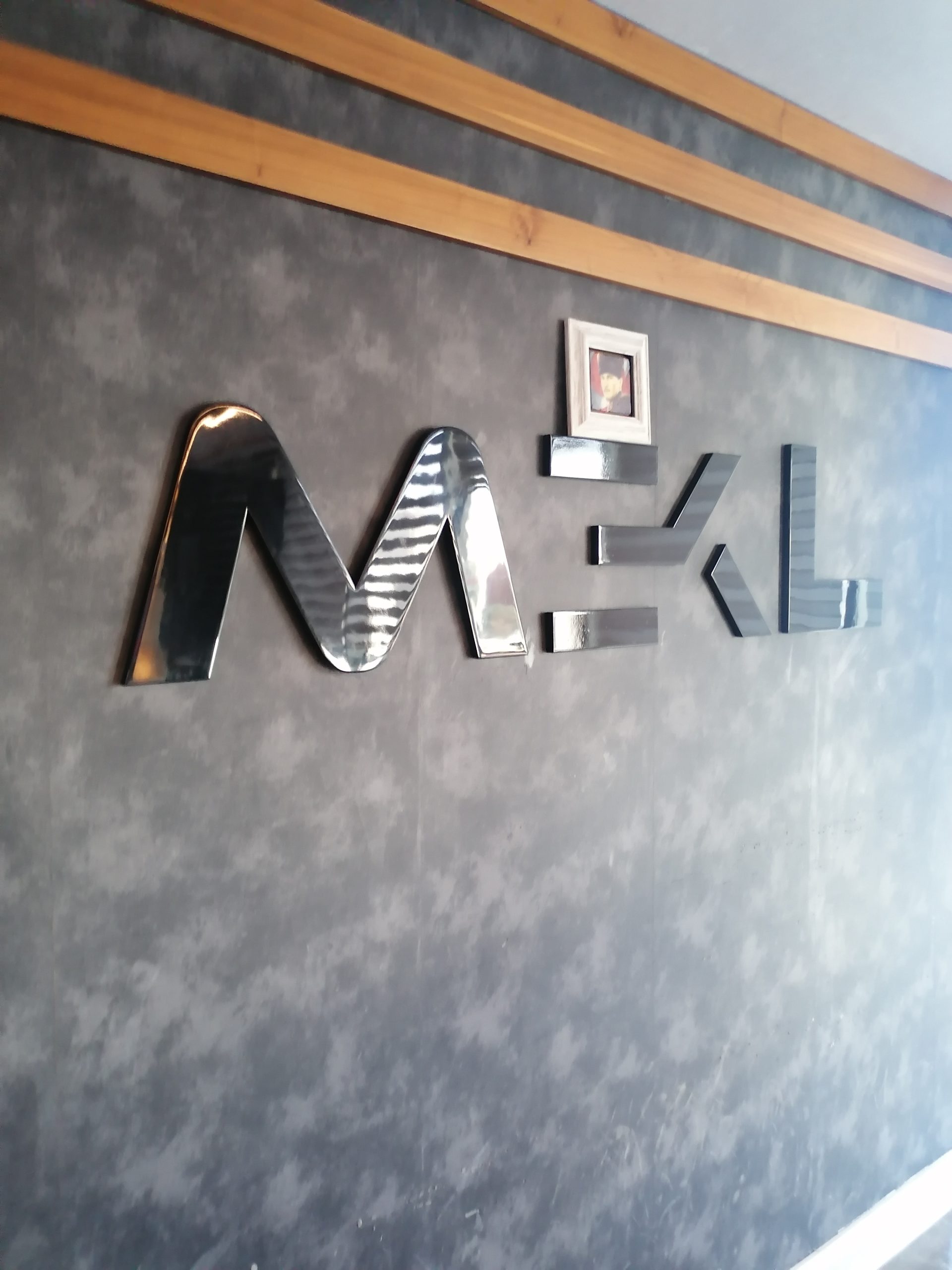 duvar logo uygulama, pleksi logo uygulama, yönlendirme levhası, yönlendirme tabelası, banko arkası logo, duvara logo, ışıklı logo, kat tabelası, pleksi logo, krom logo