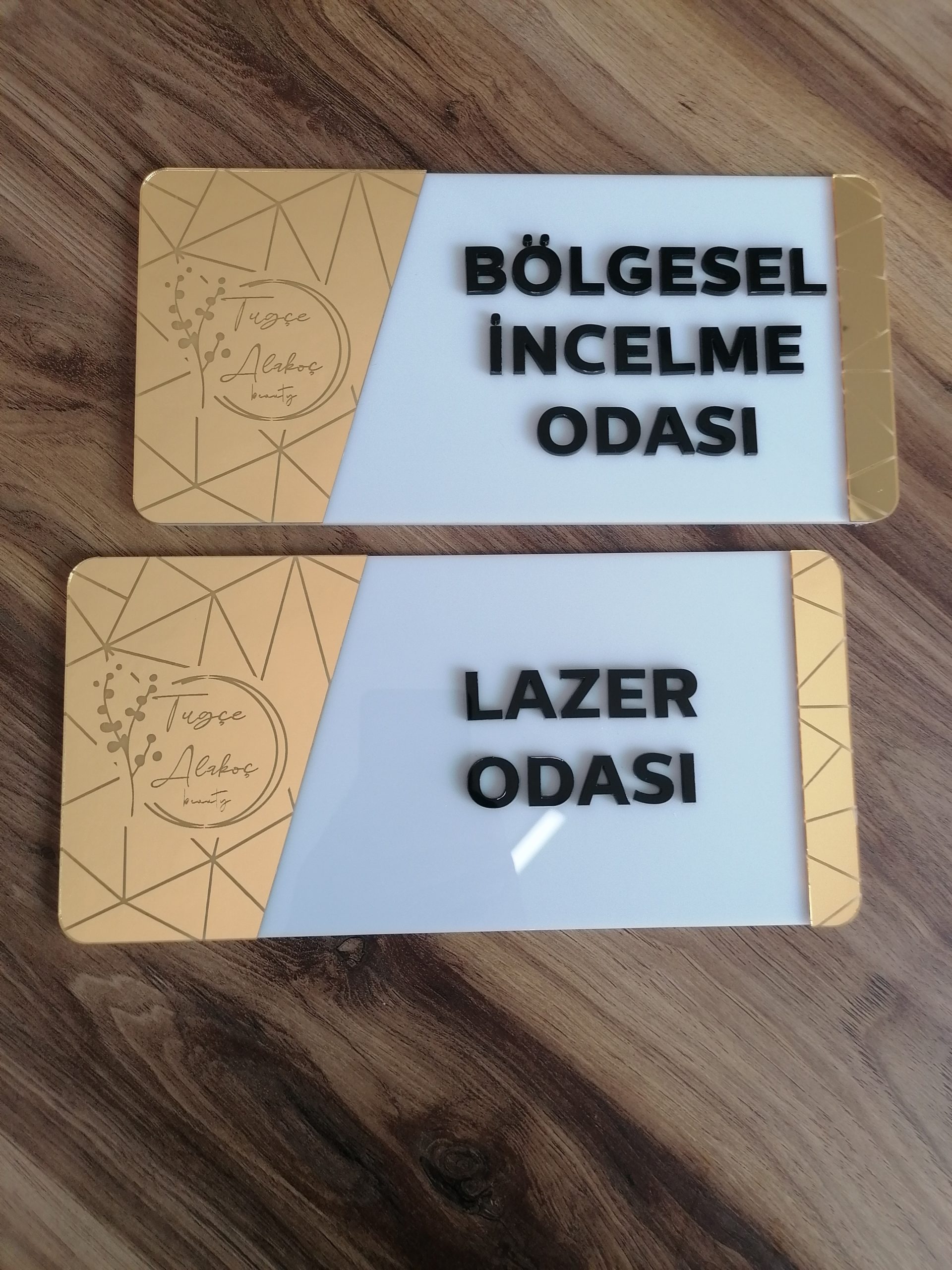 duvar logo uygulama, pleksi logo uygulama, yönlendirme levhası, yönlendirme tabelası, banko arkası logo, duvara logo, ışıklı logo, kat tabelası, pleksi logo, krom logo