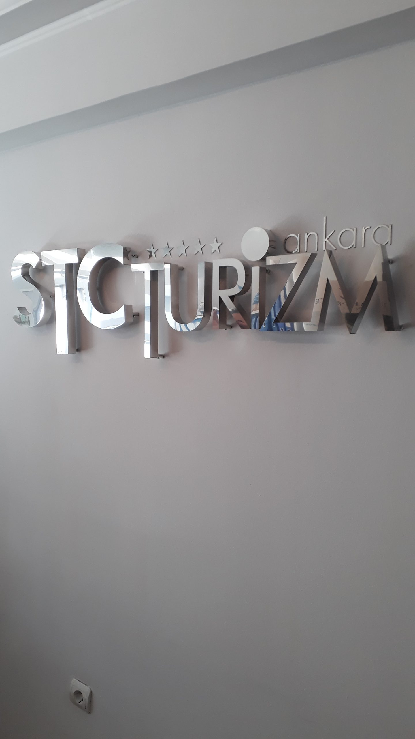 duvar logo uygulama, pleksi logo uygulama, yönlendirme levhası, yönlendirme tabelası, banko arkası logo, duvara logo, ışıklı logo, kat tabelası, pleksi logo, krom logo