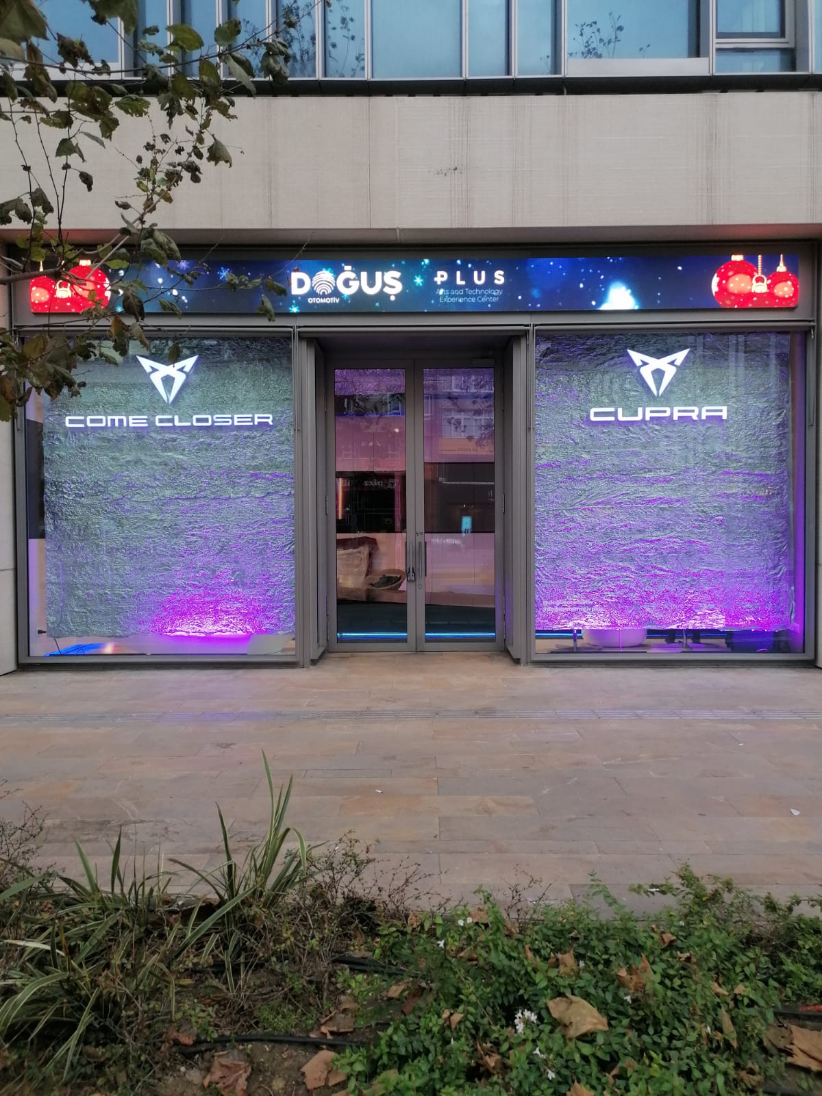 duvar logo uygulama, pleksi logo uygulama, yönlendirme levhası, yönlendirme tabelası, banko arkası logo, duvara logo, ışıklı logo, kat tabelası, pleksi logo, krom logo