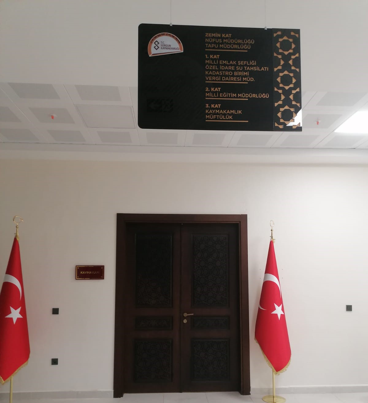 duvar logo uygulama, pleksi logo uygulama, yönlendirme levhası, yönlendirme tabelası, banko arkası logo, duvara logo, ışıklı logo, kat tabelası, pleksi logo, krom logo