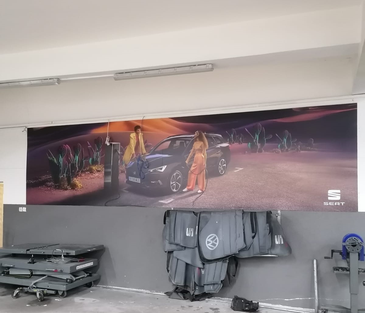 duvar logo uygulama, pleksi logo uygulama, yönlendirme levhası, yönlendirme tabelası, banko arkası logo, duvara logo, ışıklı logo, kat tabelası, pleksi logo, krom logo