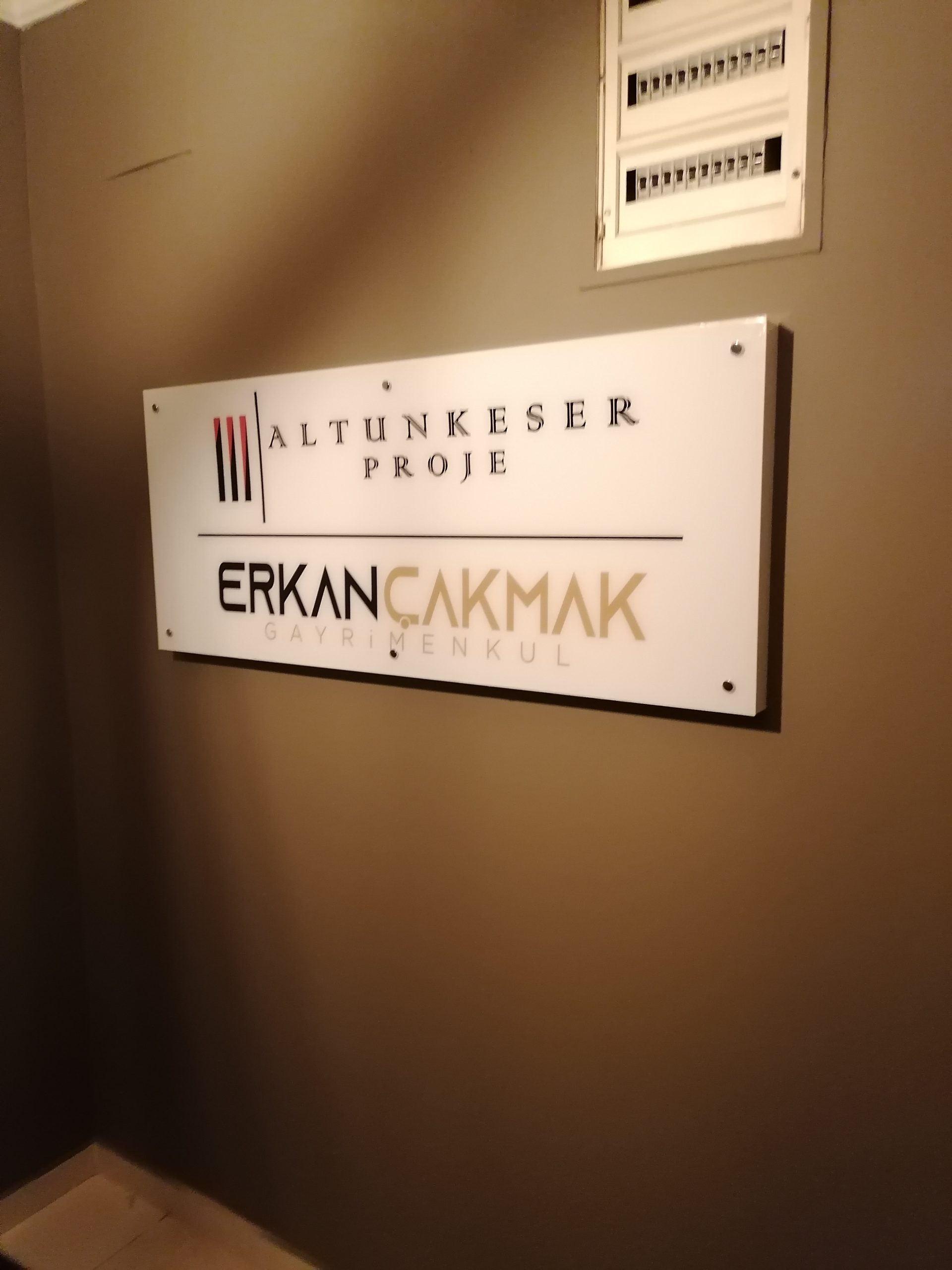 duvar logo uygulama, pleksi logo uygulama, yönlendirme levhası, yönlendirme tabelası, banko arkası logo, duvara logo, ışıklı logo, kat tabelası, pleksi logo, krom logo
