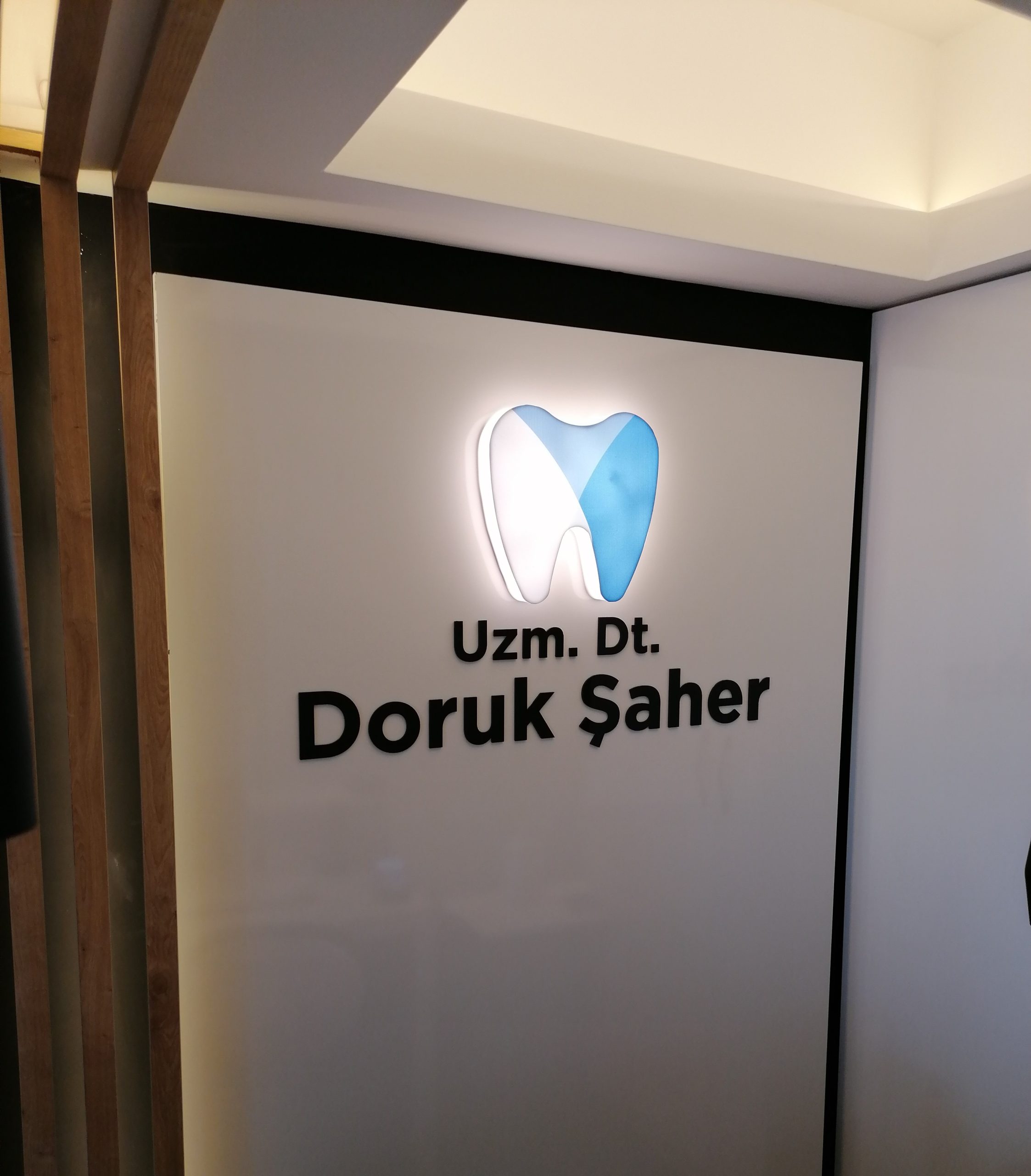 duvar logo uygulama, pleksi logo uygulama, yönlendirme levhası, yönlendirme tabelası, banko arkası logo, duvara logo, ışıklı logo, kat tabelası, pleksi logo, krom logo