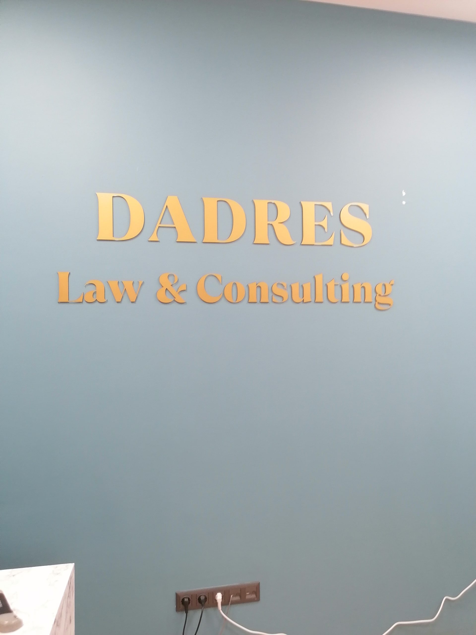 duvar logo uygulama, pleksi logo uygulama, yönlendirme levhası, yönlendirme tabelası, banko arkası logo, duvara logo, ışıklı logo, kat tabelası, pleksi logo, krom logo