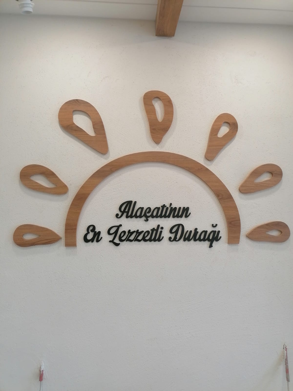 duvar logo uygulama, pleksi logo uygulama, yönlendirme levhası, yönlendirme tabelası, banko arkası logo, duvara logo, ışıklı logo, kat tabelası, pleksi logo, krom logo