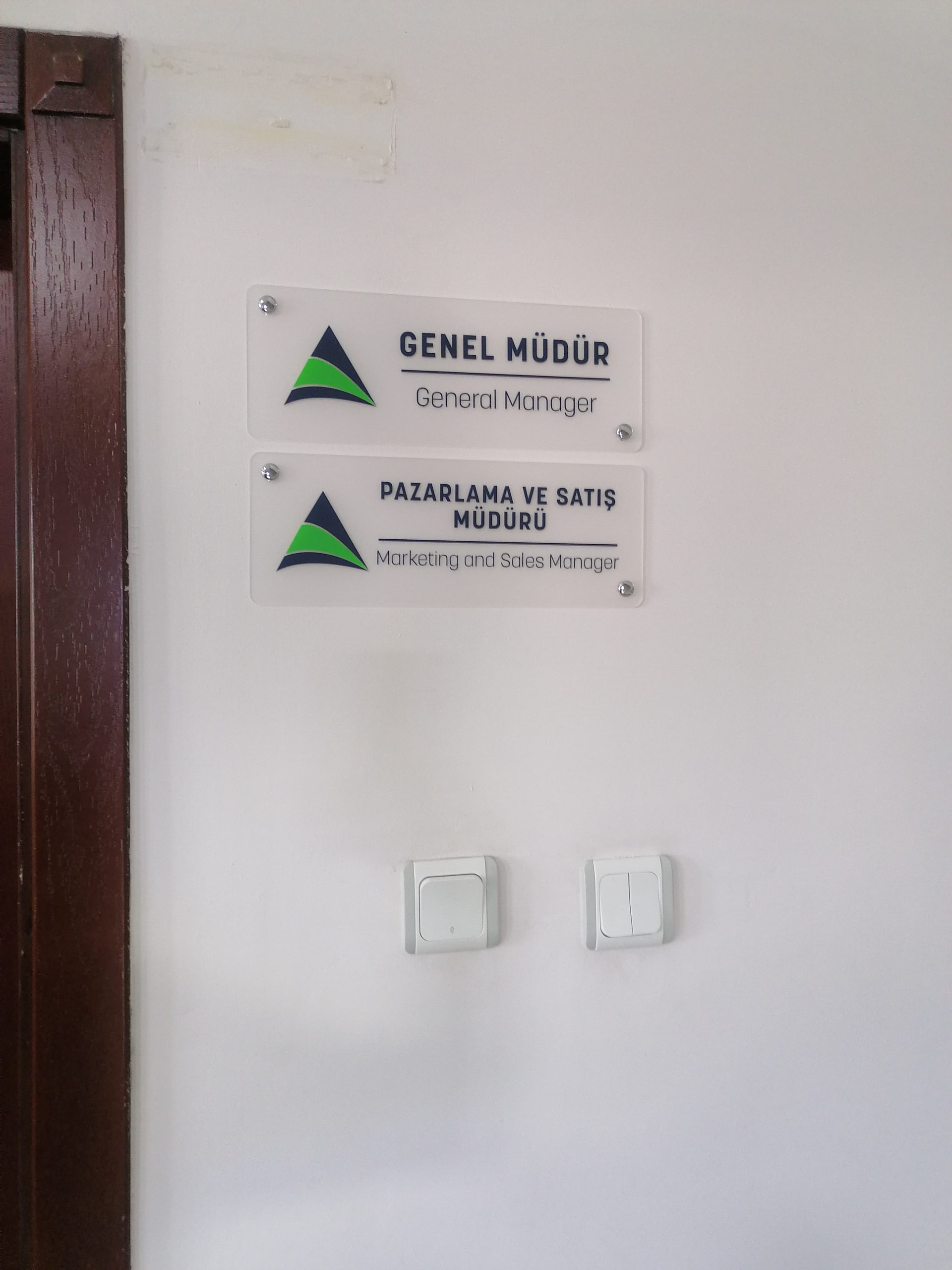 duvar logo uygulama, pleksi logo uygulama, yönlendirme levhası, yönlendirme tabelası, banko arkası logo, duvara logo, ışıklı logo, kat tabelası, pleksi logo, krom logo