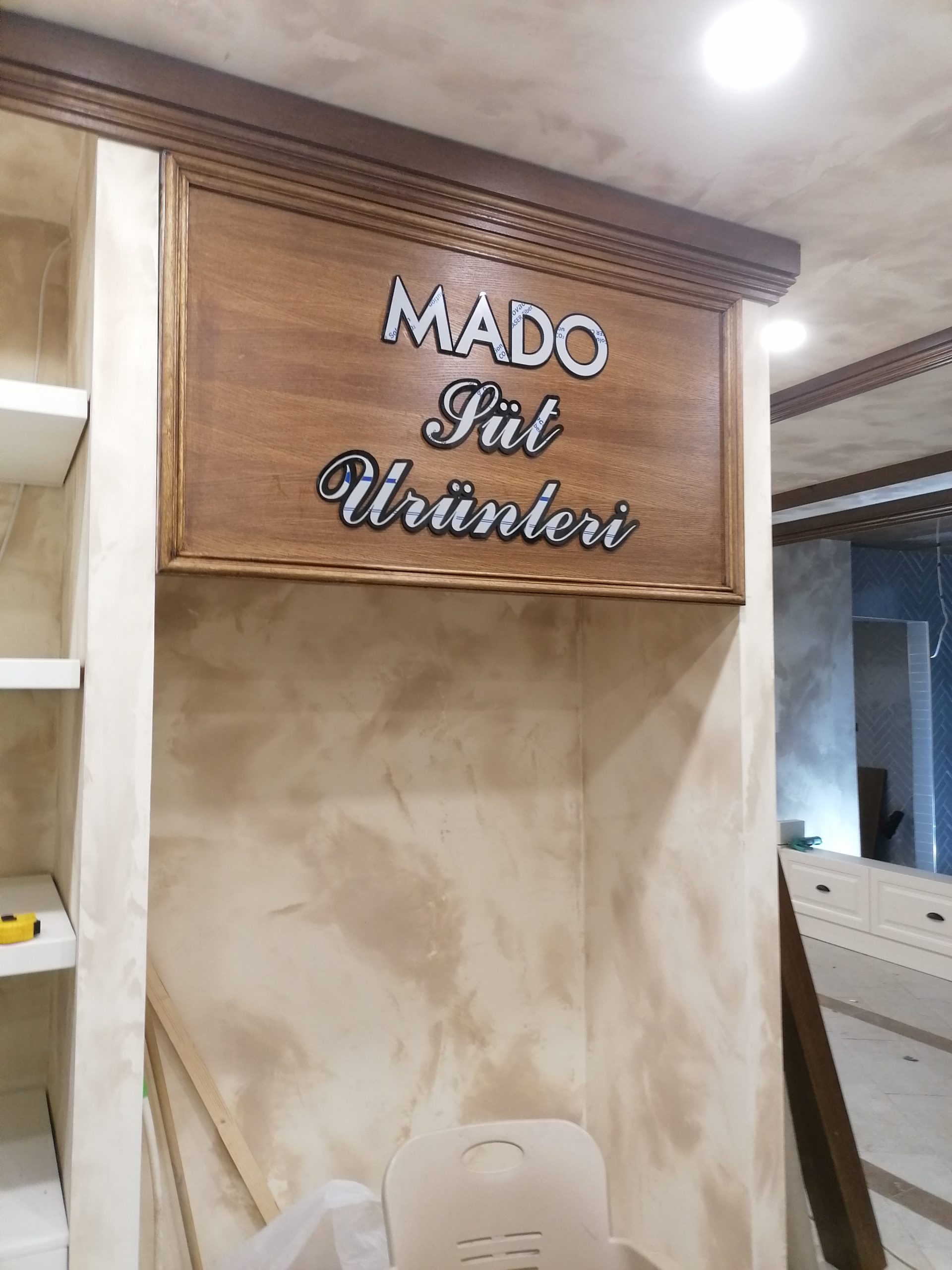 duvar logo uygulama, pleksi logo uygulama, yönlendirme levhası, yönlendirme tabelası, banko arkası logo, duvara logo, ışıklı logo, kat tabelası, pleksi logo, krom logo