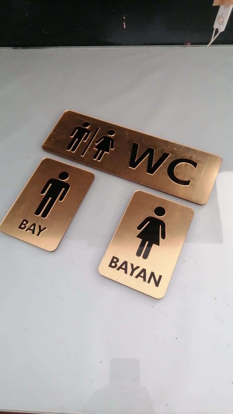 duvar logo uygulama, pleksi logo uygulama, yönlendirme levhası, yönlendirme tabelası, banko arkası logo, duvara logo, ışıklı logo, kat tabelası, pleksi logo, krom logo