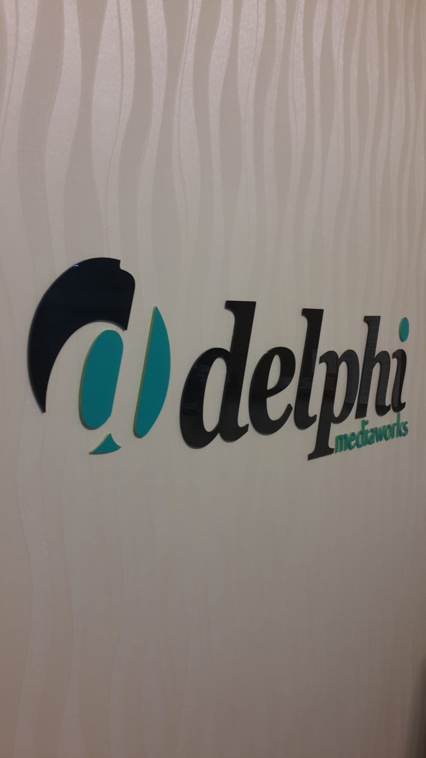 duvar logo uygulama, pleksi logo uygulama, yönlendirme levhası, yönlendirme tabelası, banko arkası logo, duvara logo, ışıklı logo, kat tabelası, pleksi logo, krom logo