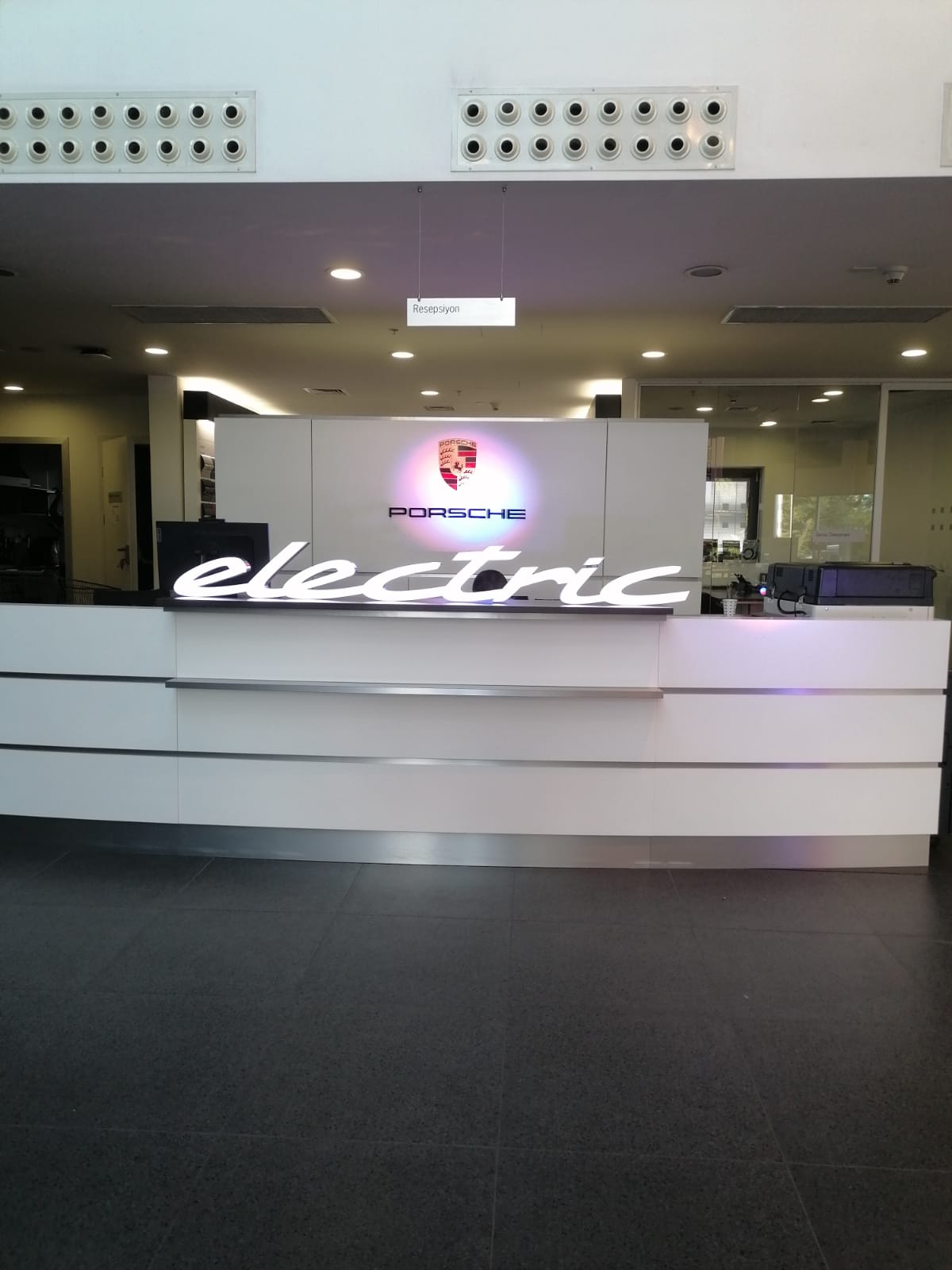 duvar logo uygulama, pleksi logo uygulama, yönlendirme levhası, yönlendirme tabelası, banko arkası logo, duvara logo, ışıklı logo, kat tabelası, pleksi logo, krom logo